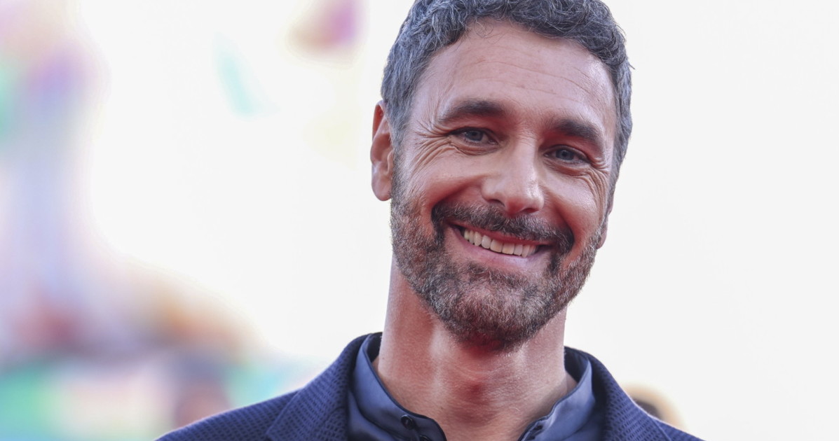Gli "occhi spaccanti" di Raoul Bova diventano un marchio? La mossa strategica Gli "occhi spaccanti" di Raoul Bova diventano un marchio? La mossa strategica