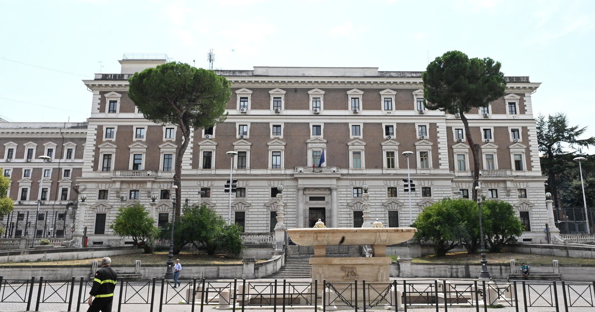 il dossier di ferragosto del viminale pi249 rimpatri e meno occupazioni