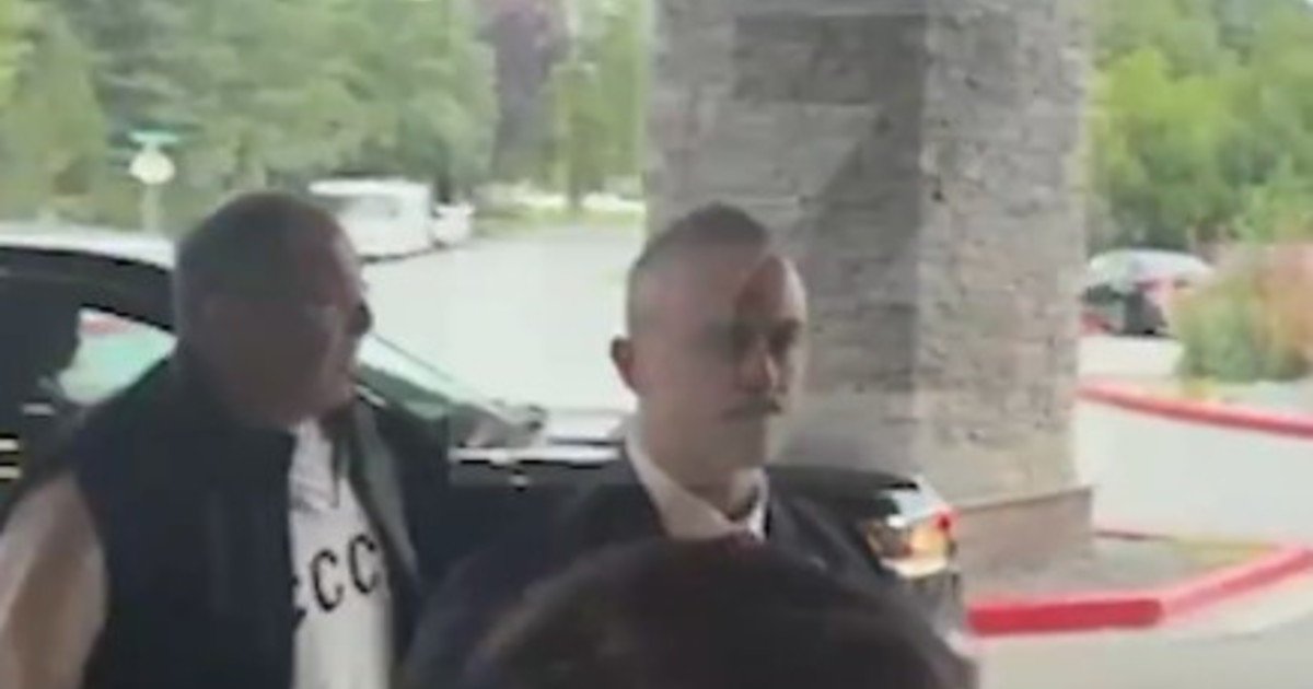 lo show di lavrov sbarca in alaska con la felpa dell urss video