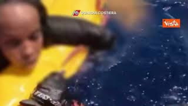 naufragio a lampedusa le immagini dei soccorsi ai migranti