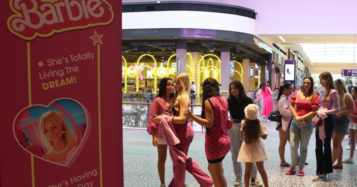 barbie fa male alle donne e scatta la censura islamisti padroni in francia