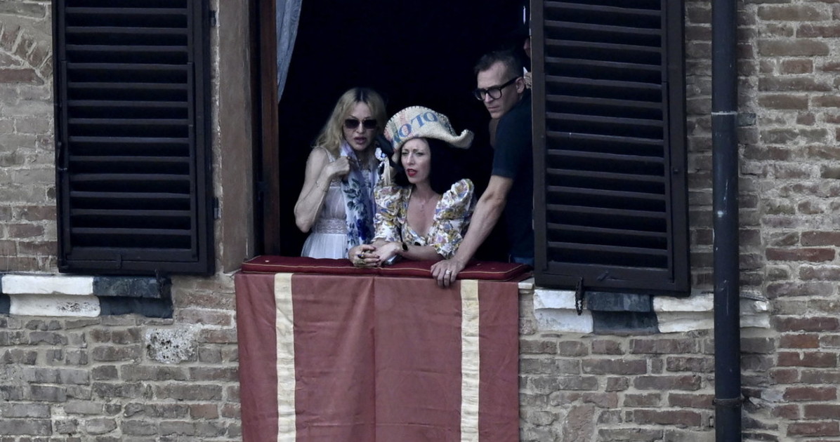 Palio di Siena, Valdimontone vince tra Madonna e Sting