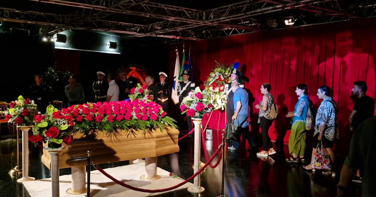 L'ultimo saluto a Pippo Baudo, camera ardente al Teatro delle Vittorie