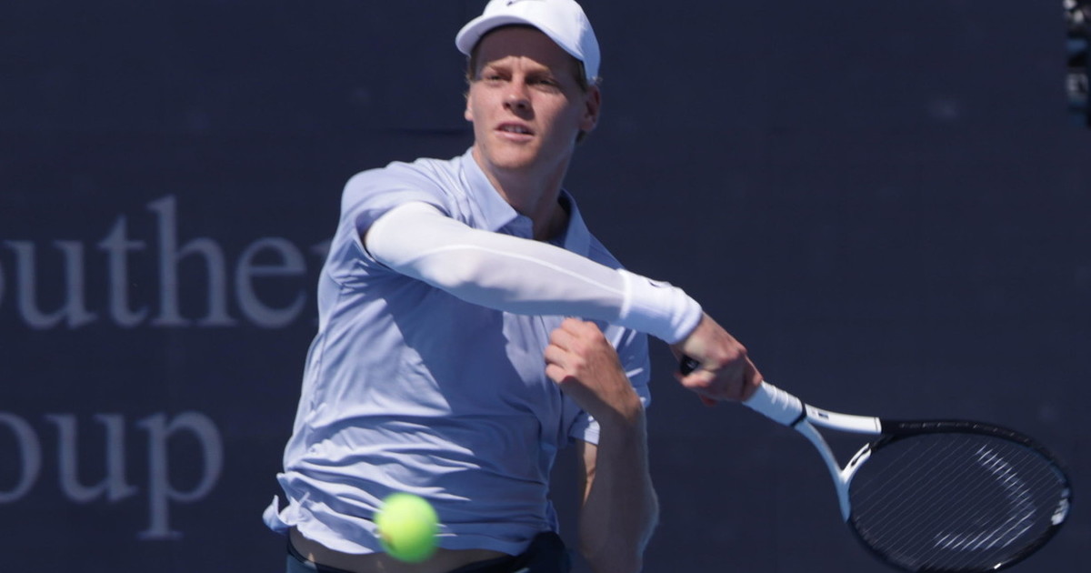 "Mi dispiace avervi deluso". Sinner si ritira in finale contro Alcaraz