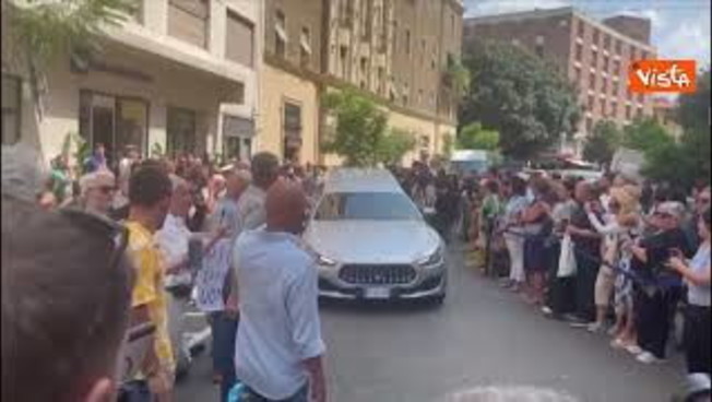 Addio Pippo Baudo, il feretro lascia la Rai tra gli applausi. I funerali nella sua Sicilia