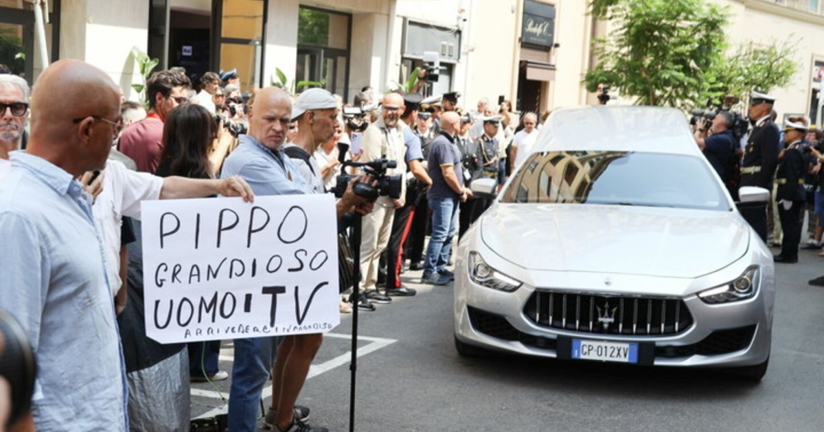 A Militello l'ultimo saluto a Pippo Baudo, alle 9 apre camera ardente
