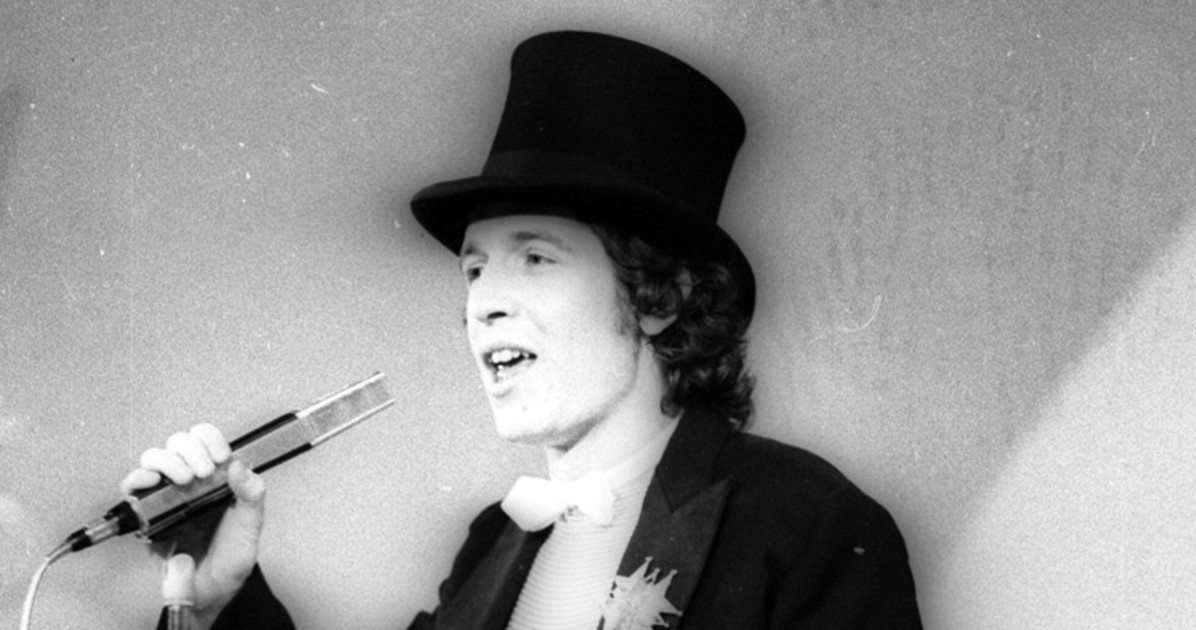 rino gaetano l omaggio della treccani al geniale cantautore del paradosso e del nonsense