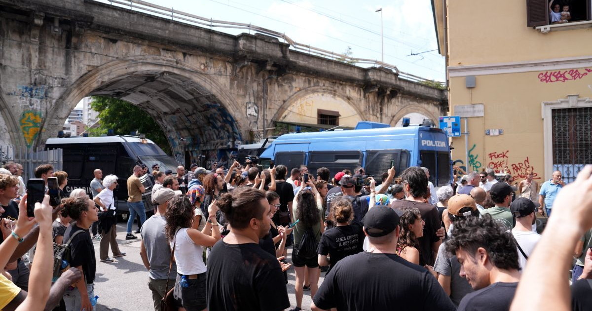 Milano, sgomberato il centro sociale Leoncavallo
