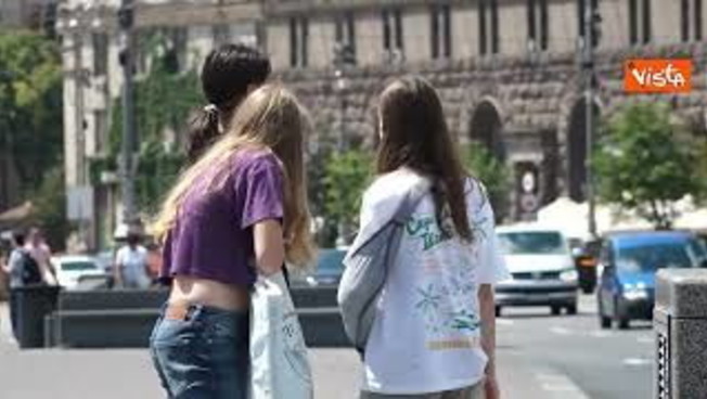 I cavalli di frisia dipinti con fiori, la "normalità" della guerra a Kiev