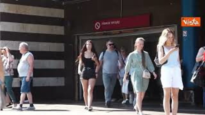 Kiev al tempo di guerra, ecco i palazzi sventrati e le carcasse delle auto bruciate