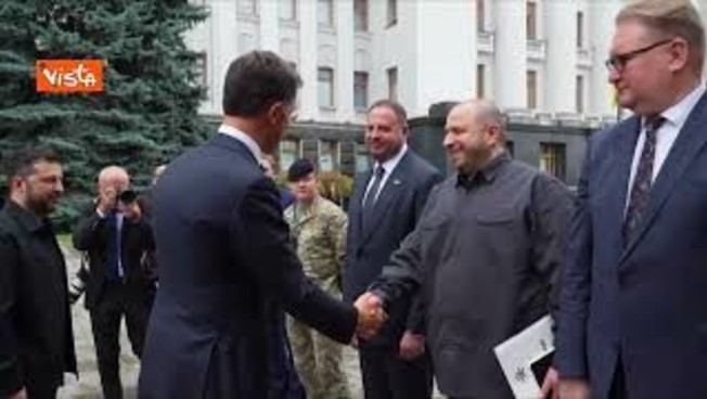 Il segretario della Nato Rutte in visita a Kiev accolto da Zelensky
