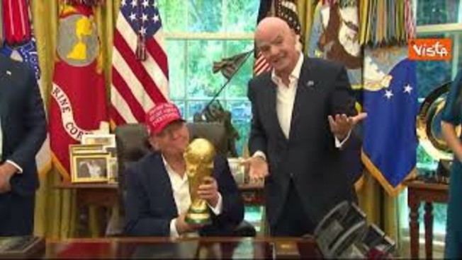 Mondiali 2026, Trump a fianco di Infantino solleva la coppa: "Posso tenerla?" Mondiali 2026, Trump a fianco di Infantino solleva la coppa: "Posso tenerla?"