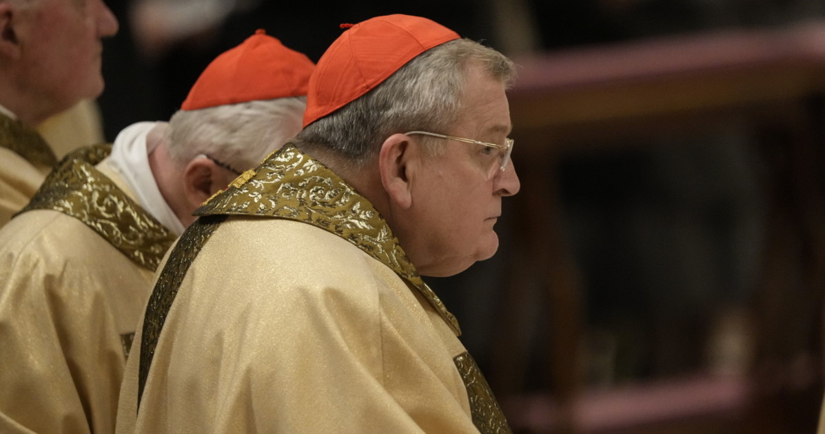leone xiv vede burke e il nemico conservatore di bergoglio chiede il ripristino della messa in latino