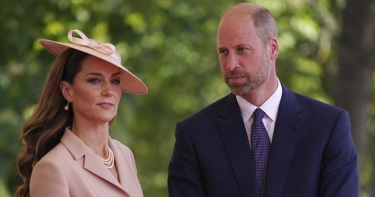 William e Kate traslocano a Windsor. Ansia per Buckingham Palace: "Sarebbe una catastrofe" William e Kate traslocano a Windsor. Ansia per Buckingham Palace: "Sarebbe una catastrofe"