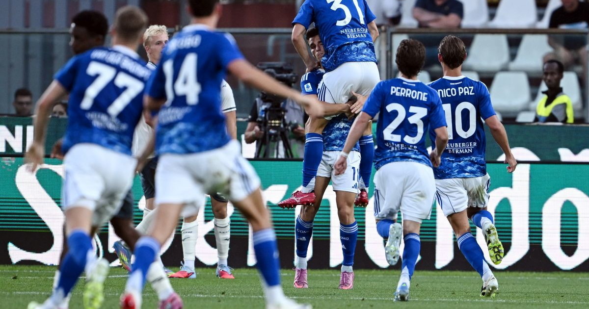 Como-Lazio 2-0 con Douvikas e Paz, “prima” con spiegazione arbitro