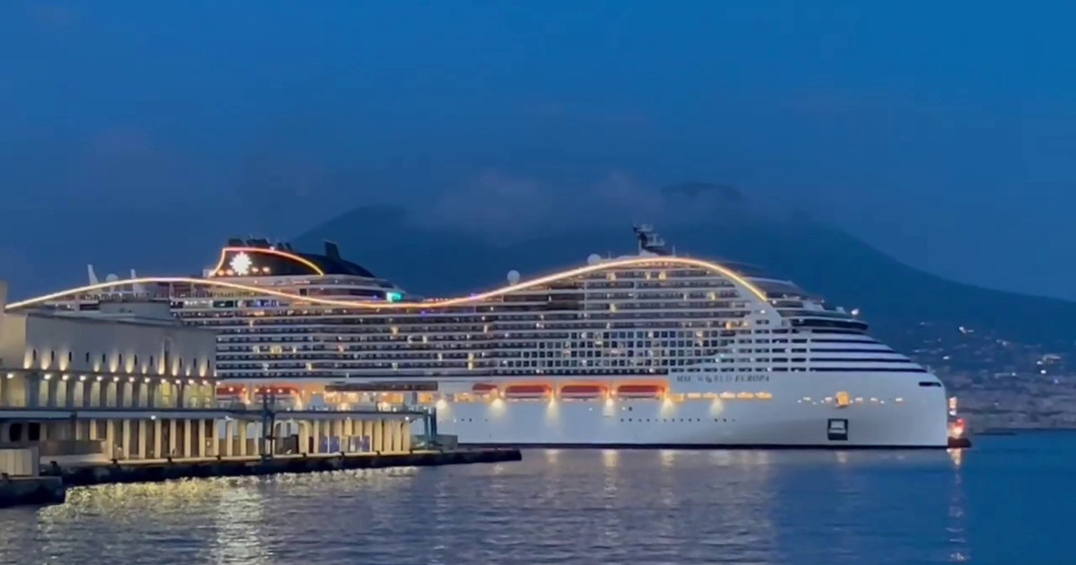 La nave MSC World Europa approda a Napoli dopo l'avaria