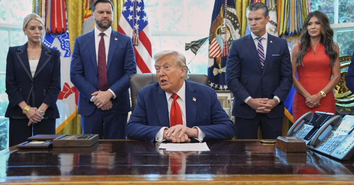 Trump striglia il "venditore" Zelensky: "Non più un soldo per l
