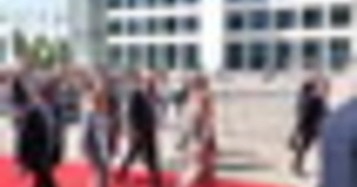 L'arrivo di Giorgia Meloni al Meeting di Rimini tra gli applausi