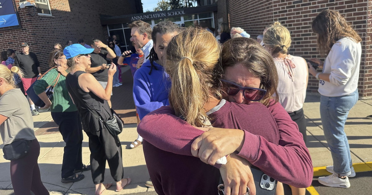 Spari nella scuola cattolica, terrore a Minneapolis; morti e feriti Spari nella scuola cattolica, terrore a Minneapolis; morti e feriti