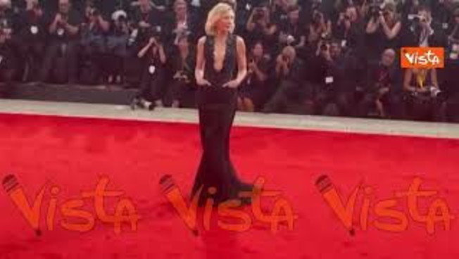 Venezia 82, Cate Blanchett sensualissima in total black sul red carpet della Mostra del Cinema Venezia 82, Cate Blanchett sensualissima in total black sul red carpet della Mostra del Cinema