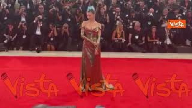 venezia 82 rose villain sfila sul red carpet della mostra con abito metallico e cresta punk