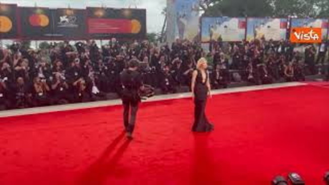 venezia 82 cate blanchett sul red carpet della mostra in total black con scollatura gioiello