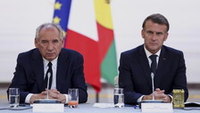 Il 70% dei francesi vuole le dimissioni di Macron. Bayrou verso la sfiducia