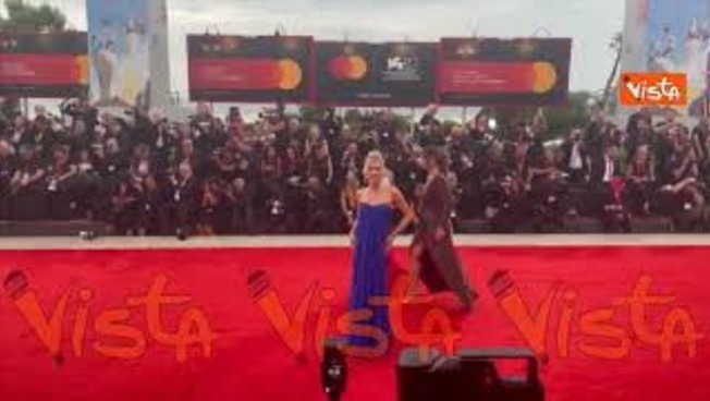venezia 82 ludovica frasca sfila sul red carpet della mostra del cinema con un abito blu elettrico