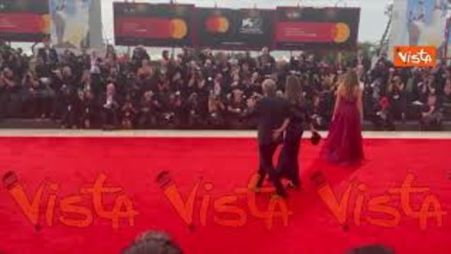 venezia 82 il direttore della mostra alberto barbera sul red carpet con la moglie giulia rosmarini