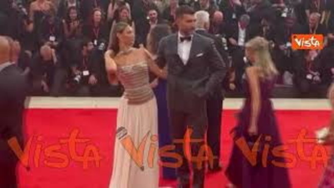 venezia 82 beatrice valli elegantissima sfila sul red carpet della mostra col marito marco fantini