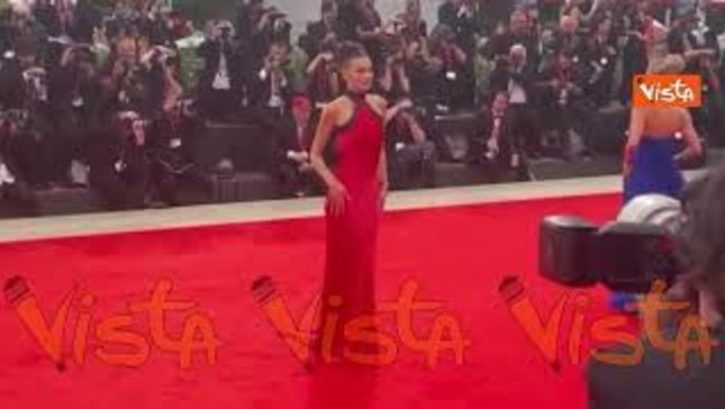 venezia 82 paola turani sfila in rosso sul red carpet della mostra del cinema