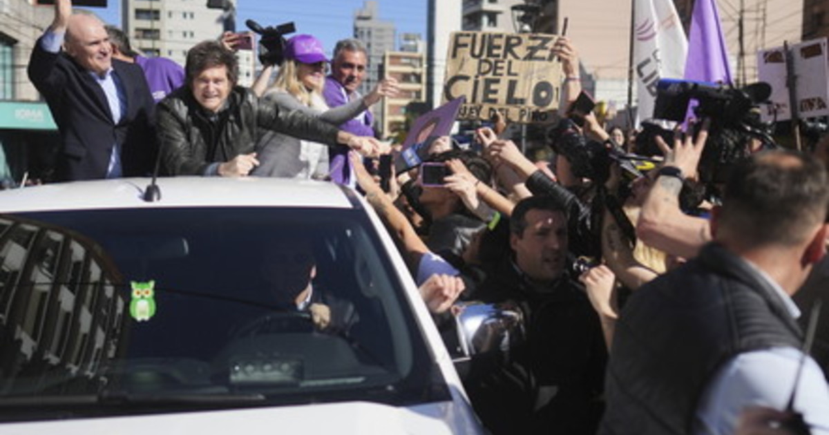 Argentina, paura per Milei: sassi contro il corteo presidenziale Argentina, paura per Milei: sassi contro il corteo presidenziale