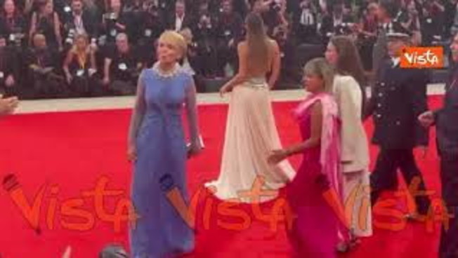 Venezia 82, Patrizia Sandretto Re Rebaudengo sfila sul red carpet con un abito in stile retrò Venezia 82, Patrizia Sandretto Re Rebaudengo sfila sul red carpet con un abito in stile retrò