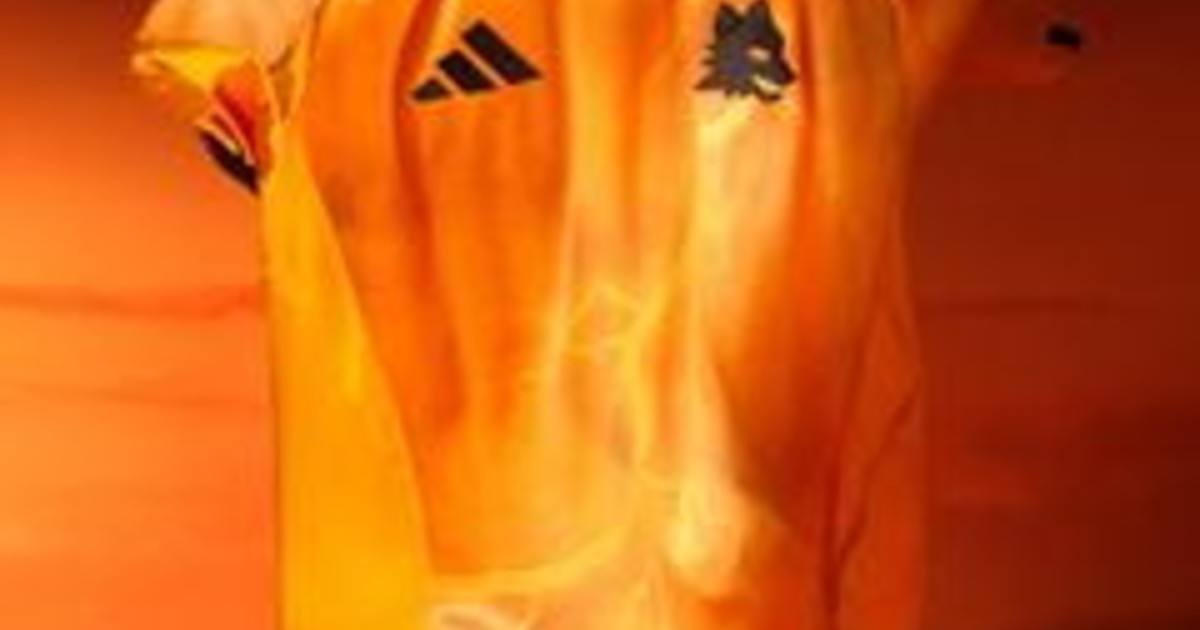 Roma, svelata la seconda maglia ispirata al dio Marte Roma, svelata la seconda maglia ispirata al dio Marte