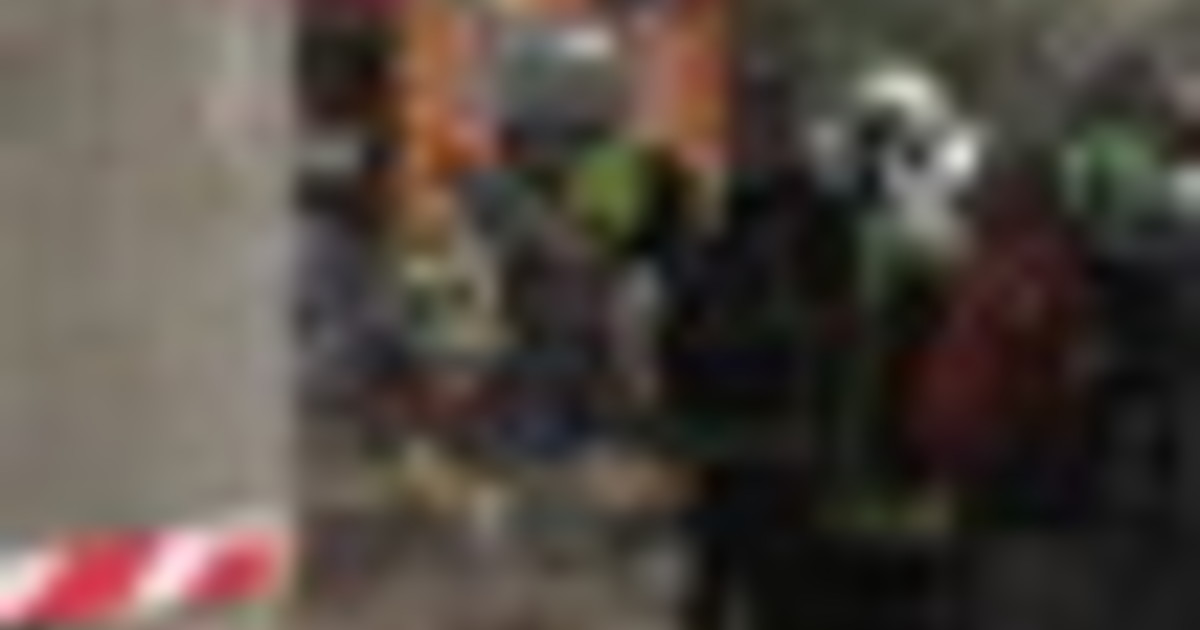 I soccorritori coi sacchi per cadaveri dopo l'attacco russo a Kiev