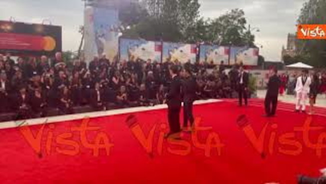 venezia 82 matteo guerrieri sfila sul red carpet del film bugonia alla mostra del cinema