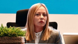 Siti sessisti, caccia a responsabili e commentatori. Meloni disgustata