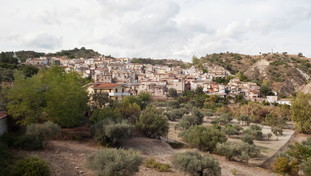 Viaggio a Riace dopo Lucano: «Le coop e i nostri soldi finiti agli islamisti»