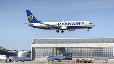 Ribellione delle associazioni, ma Ryanair tira dritto sul bonus per la “caccia” ai bagagli fuori misura