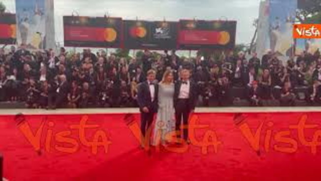 Venezia 82, Giorgio Pasotti con la moglie Claudia Tosoni sfilano sul red carpet Venezia 82, Giorgio Pasotti con la moglie Claudia Tosoni sfilano sul red carpet