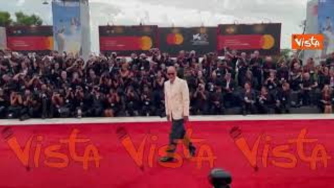 Venezia 82, jeans e giacca a fiorellini per Luca Guadagnino sul red carpet del suo film "The Hunt" Venezia 82, jeans e giacca a fiorellini per Luca Guadagnino sul red carpet del suo film "The Hunt"