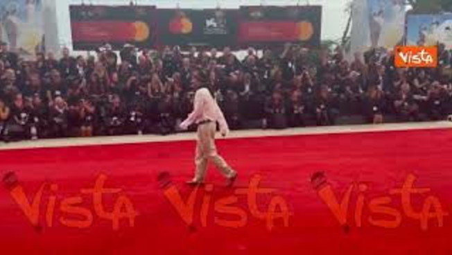 Venezia 82, look "piratesco" per Stefano Guerrera con bandana leopardata e infradito sul red carpet Venezia 82, look "piratesco" per Stefano Guerrera con bandana leopardata e infradito sul red carpet