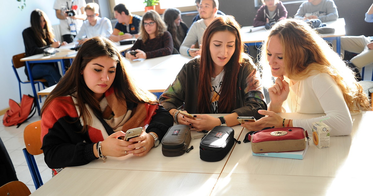 il sondaggio sugli studenti senza cellulare non lascia dubbi i risultati sul divieto