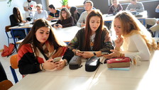 Il sondaggio sugli studenti senza cellulare non lascia dubbi: i risultati sul divieto