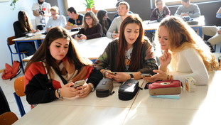 Il sondaggio sugli studenti senza cellulare non lascia dubbi: i risultati sul divieto