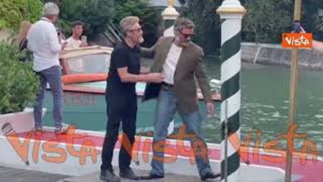 venezia 82 willem dafoe e oscar isaac si abbracciano e scherzano con i fotografi al lido