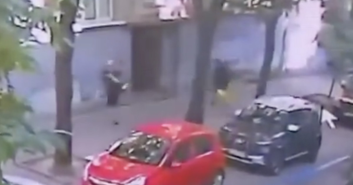 Choc in Ucraina, vestito da rider spara all'ex presidente del Parlamento | VIDEO