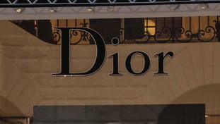 Colpo gobbo da Dior, banda del buco porta via prodotti per 200mila euro