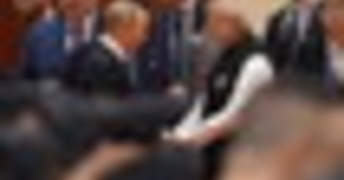 Modi e Putin si tengono per mano, con Xi a capannello informale Sco