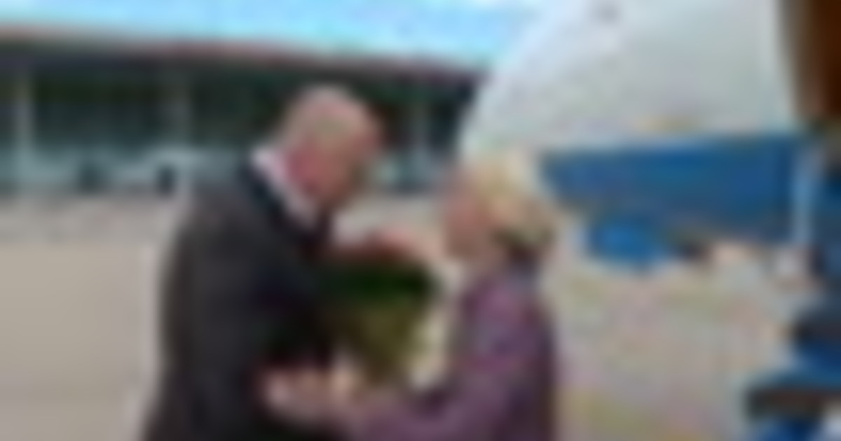 Von der Leyen sorride dopo atterraggio con interferenze in Bulgaria